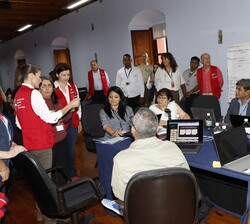 Doña Letizia visita las instalaciones y conversa por los asistentes 